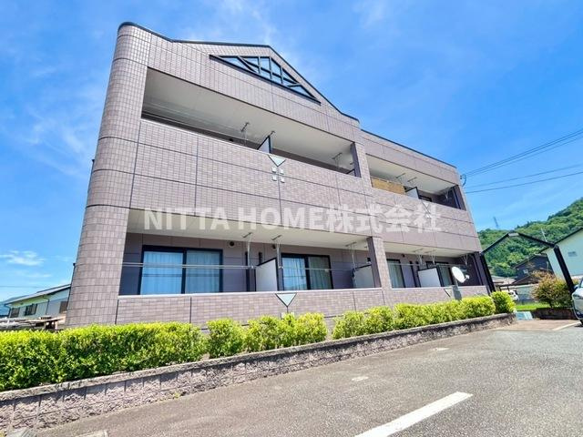 アジュール（ＡＺＵＲＥ）のエントランス|敷地内に駐車場があります！