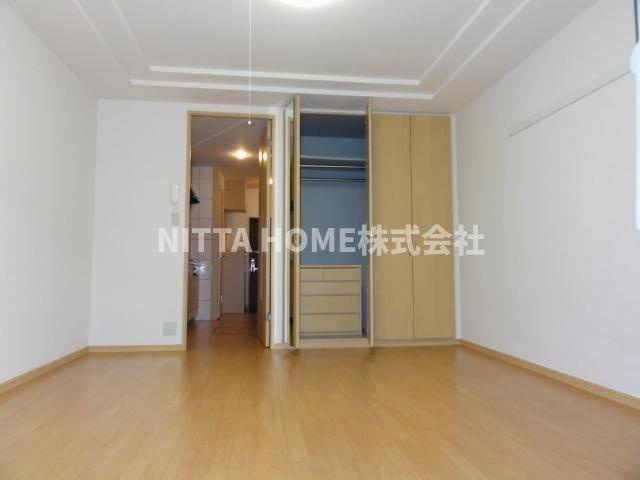 アジュール（ＡＺＵＲＥ）の居間・リビング|洋室９．１帖あり広めのお部屋です♪