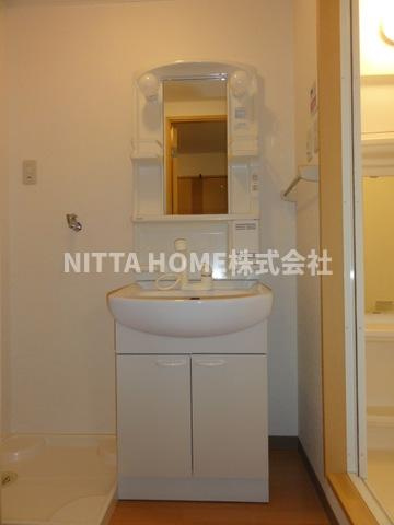 アジュール（ＡＺＵＲＥ）の洗面所|シャワー付き洗面台を完備☆