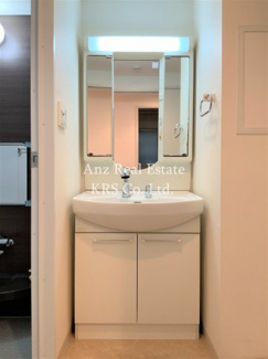 【洗面所】 | アネスト北堀江 | 洗髪洗面化粧台！三面鏡も付いていて便利♪