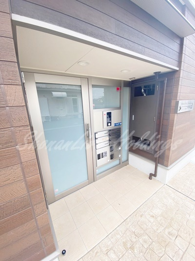 茅ヶ崎市出口町のアパートのエントランス