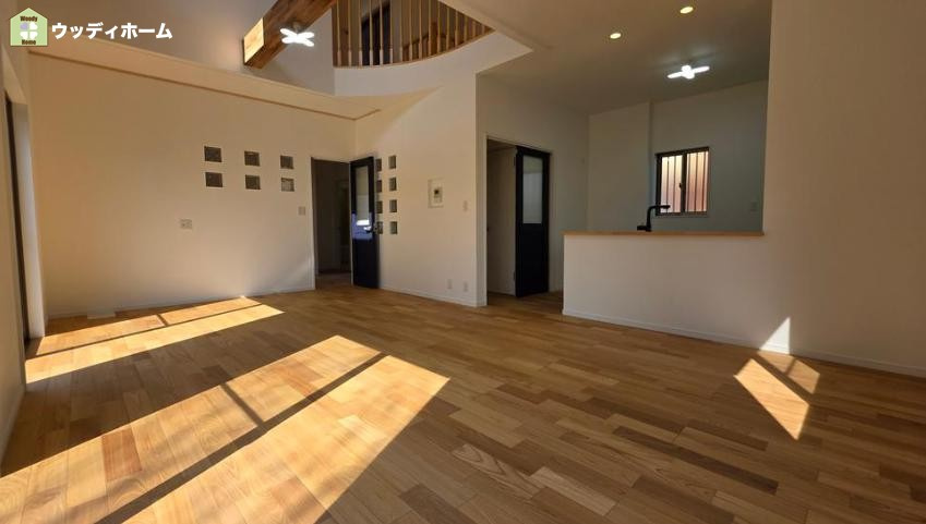 春日部市東中野　中古一戸建ての居間・リビング