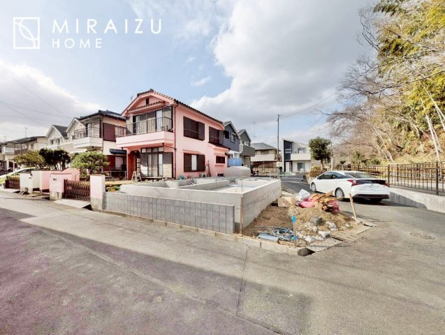 【外観】 | 青く澄み渡った綺麗な空と、陽の光をたっぷりと受ける、そんな新築住宅で新生活をスタートしてみませんか？見学・ご相談等、ミライズホーム(株)までお気軽にご連絡下さい。