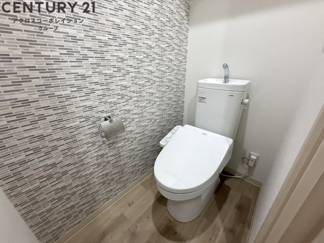 温水洗浄便座機能付きのトイレです♪