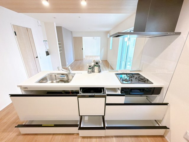 【キッチン】 | 前橋市六供町　新築住宅 | 対面式キッチンは家族との距離もぐっと近く感じられます。
お料理の間でも、目を見ながらコミュニケーションを楽むことも可能。キッチン前にテーブルを並べればお子様の宿題も見守ることができます。