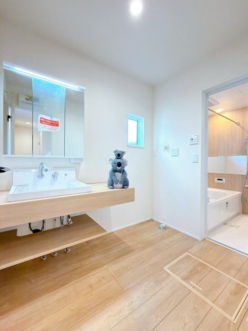 【独立洗面台】 | 前橋市六供町　新築住宅 | 爽やかなデザインでまとめられた洗面脱衣室。収納たくさんな洗面化粧台。