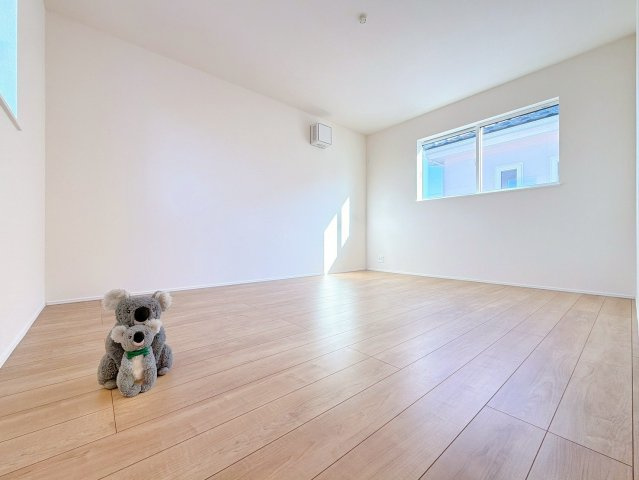 【洋室】 | 前橋市六供町　新築住宅 | さまざまにカスタマイズしていただけるシンプルなデザインの内装。ご自身で素敵な空間を創り上げられます。