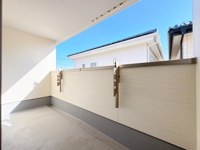 【バルコニー】 | 前橋市六供町　新築住宅 | 日当たりの良いバルコニーで毎日の暮らしに明るさとゆとりを。洗濯物もよく乾き、季節の移ろいを感じながら過ごせます。