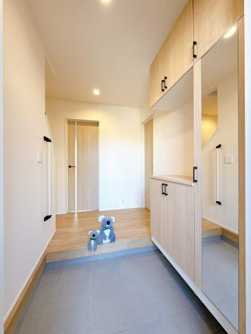 【玄関】 | 前橋市六供町　新築住宅 | 家の第一印象を決める玄関は、明るく清潔感のある空間に仕上がっています。来客を気持ちよく迎え入れられる、心地よい玄関です。