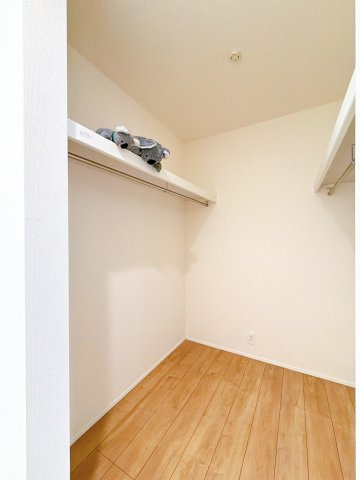【収納】 | 前橋市六供町　新築住宅 | たっぷり収納できるウォークインクローゼット付き！衣類や小物はもちろん、季節家電やスーツケースもすっきり片付きます。