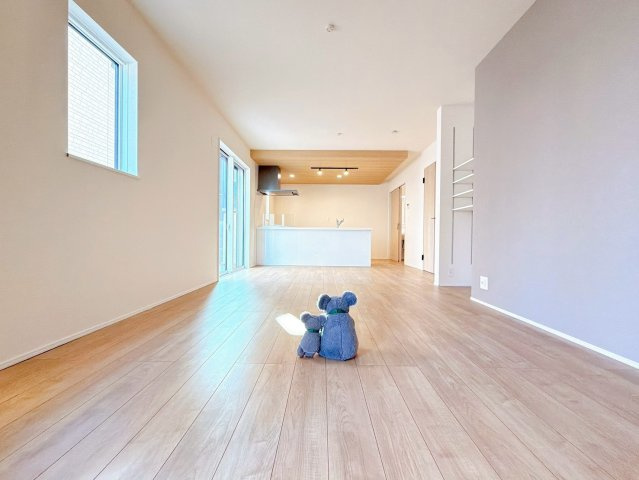 【居間・リビング】 | 前橋市六供町　新築住宅 | 開放感あふれるリビング・ダイニングは、光と風を感じながら過ごせる心地よい空間。インテリアの映える落ち着いたデザインで、ゆとりある毎日を演出します。