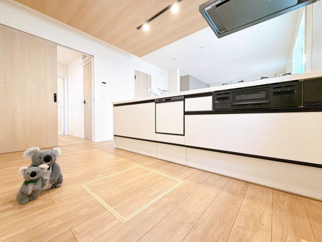 【キッチン】 | 前橋市六供町　新築住宅 | 使い勝手のいいシステムキッチンには、ビルトインタイプの食器洗浄乾燥機を完備。食後の片付けもスイッチ一つで完了し、時間にも心にもゆとりが生まれます。