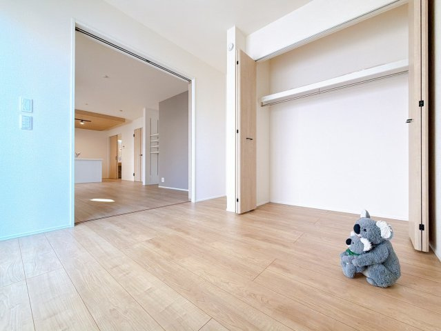 【洋室】 | 前橋市六供町　新築住宅 | リビングに隣接する洋室はキッチンから見守れるキッズスペースとしても使用可能です。