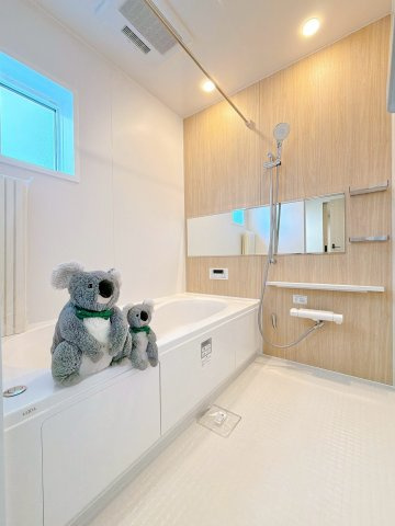 【浴室】 | 前橋市六供町　新築住宅 | ほどよい優しいライトに包まれたバスルーム。香りの良いバスソルトに身をまかせ、浴槽でゆっくりと深呼吸。一日の疲れが癒されます。