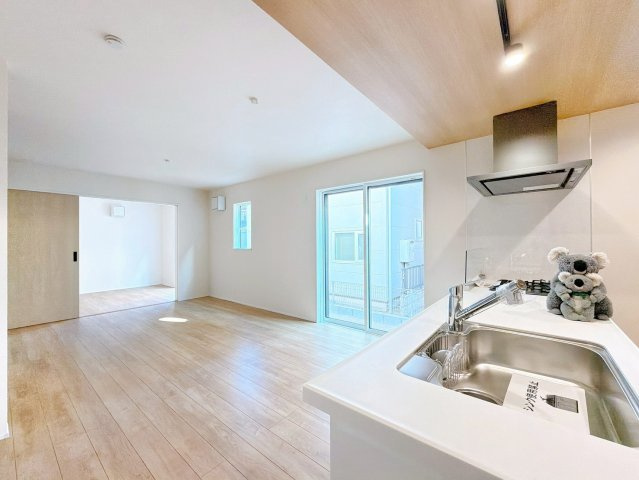 【居間・リビング】 | 前橋市六供町　新築住宅 | 気がづけば家族が集まって楽しい会話と食事が始まる。皆で笑って過ごす幸せ溢れるリビング。