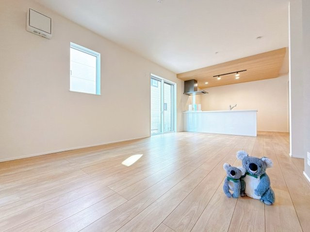 【居間・リビング】 | 前橋市六供町　新築住宅 | 上質な素材感と明るい空間が調和するリビング・ダイニング。家族やゲストをもてなす、ワンランク上のくつろぎをお届けします。