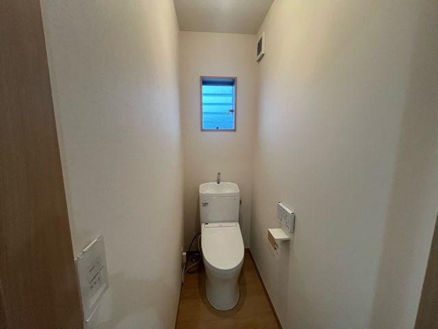 「木の香りが広がる家」南国市上野田　中古一戸建てのトイレ|シンプルで清潔感のあるトイレ。温水洗浄つきです☆