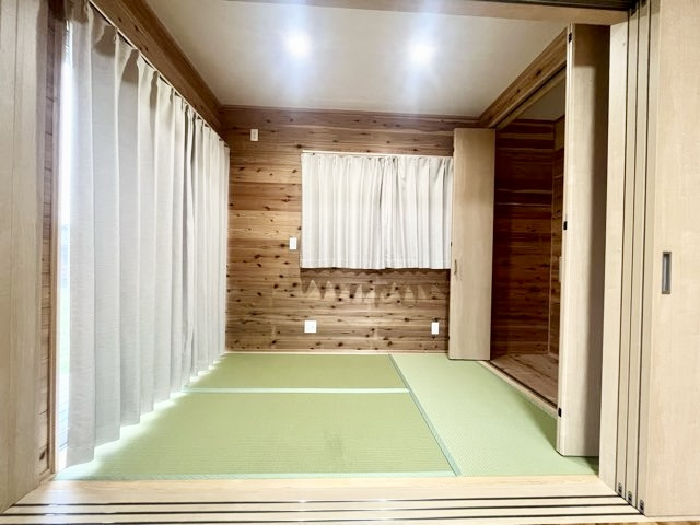 「木の香りが広がる家」南国市上野田　中古一戸建ての和室|リビング横の和室は来客時や子供の遊び場にピッタリ☆