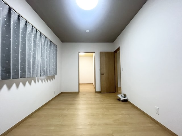 南国市上野田　中古一戸建ての洋室|アクセントクロスが落ち着いた雰囲気に演出してくれます☆