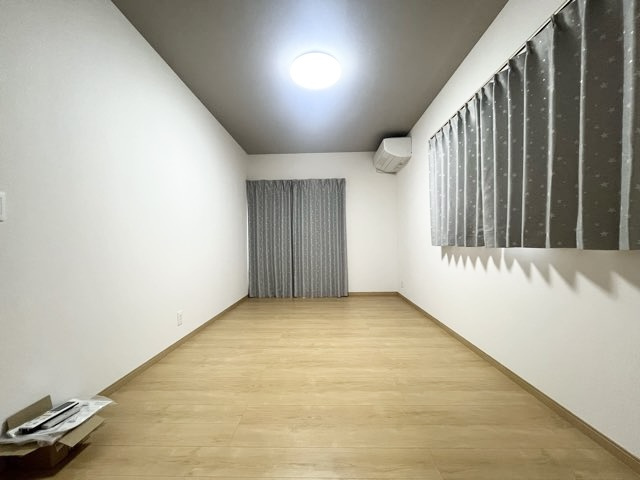 「木の香りが広がる家」南国市上野田　中古一戸建ての洋室|アクセントクロスが落ち着いた雰囲気に演出してくれます☆
