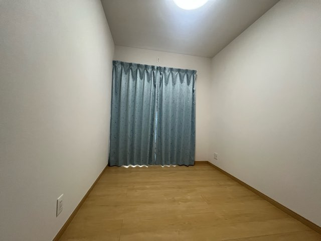 南国市上野田　中古一戸建ての洋室|カーテンつきなので費用を抑えられます☆