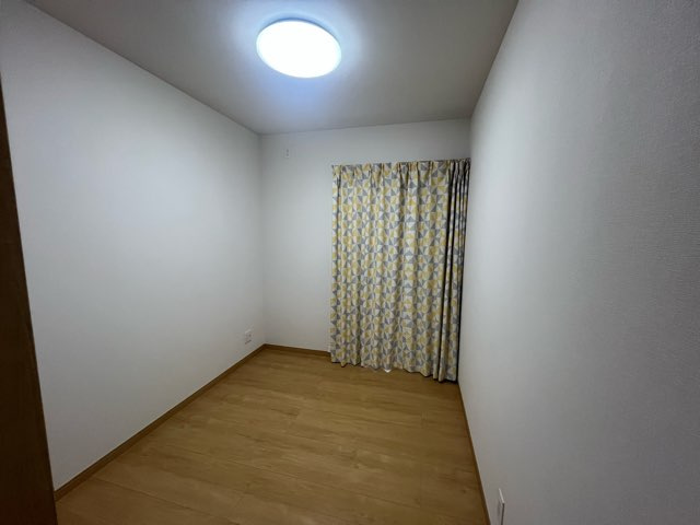 「木の香りが広がる家」南国市上野田　中古一戸建ての洋室|カーテンつきなので費用を抑えられます☆