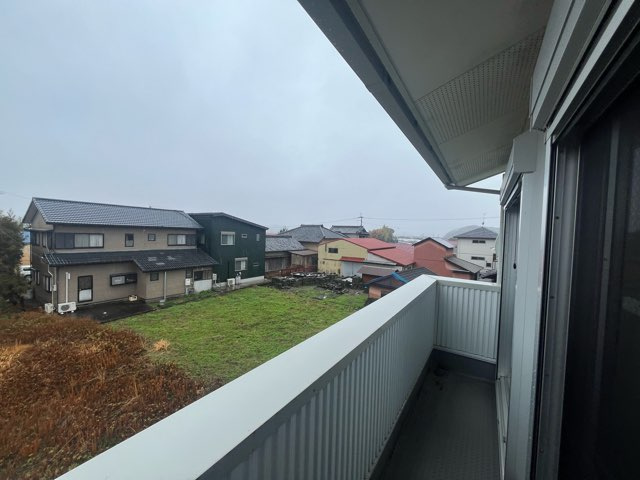 「木の香りが広がる家」南国市上野田　中古一戸建てのバルコニー|周りに大きな建物がないので日当たり良好です！