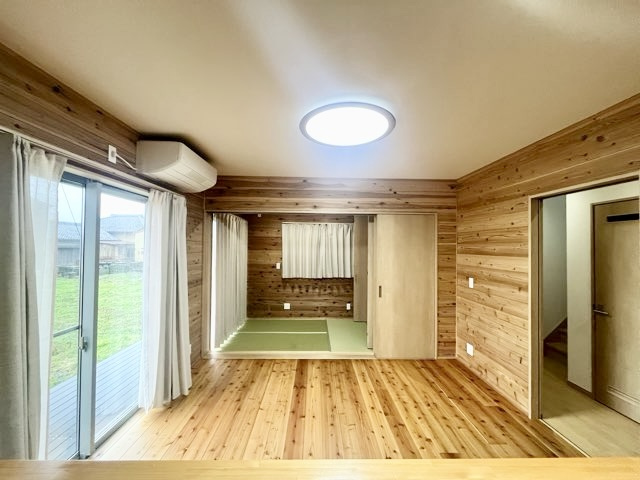 「木の香りが広がる家」南国市上野田　中古一戸建ての居間・リビング|対面キッチンからの眺めです☆