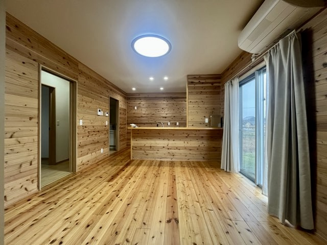 「木の香りが広がる家」南国市上野田　中古一戸建ての居間・リビング|木のぬくもりを感じられるリビングです♪