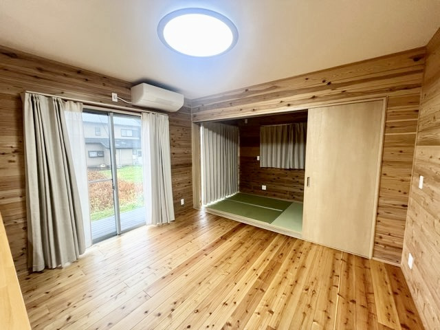 「木の香りが広がる家」南国市上野田　中古一戸建ての居間・リビング|LDKは森林浴をしているようなくつろぎ空間です☆