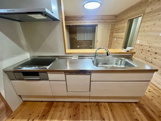 南国市上野田　中古一戸建てのキッチン|使い勝手がよく収納力のあるシステムキッチンです♪