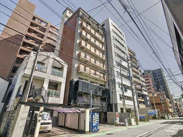 オネスト県庁前の外観