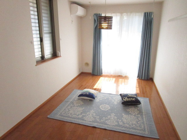 メゾン南林間Ⅱの居間・リビング|角部屋２面採光　※家具照明等は撮影用です