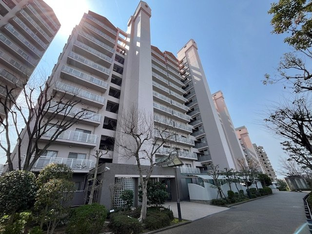 ローレルスクエア和泉中央B棟の外観