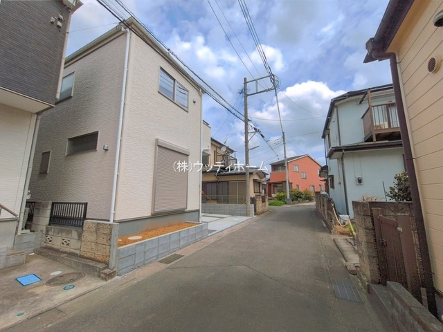 越谷市南荻島　新築一戸建ての前面道路含む現地写真