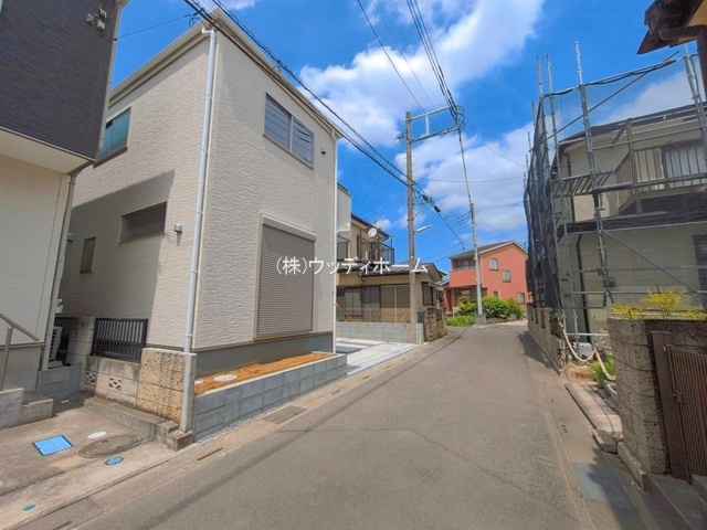 越谷市南荻島　新築一戸建ての前面道路含む現地写真