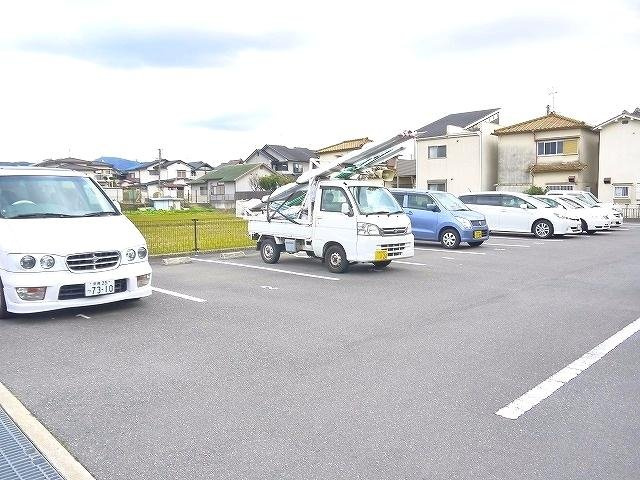 レオパレス和の駐車場|車をお持ちの方に嬉しい駐車場付きの物件です