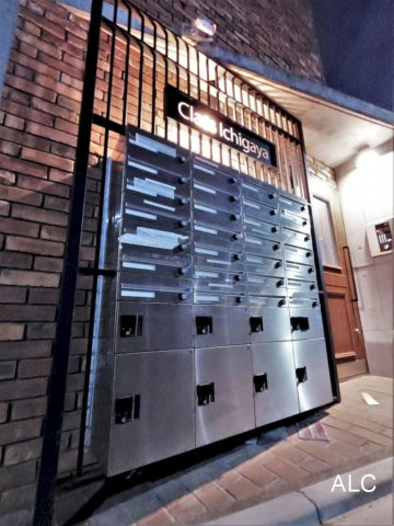 新宿区市谷台町の賃貸マンションのエントランス