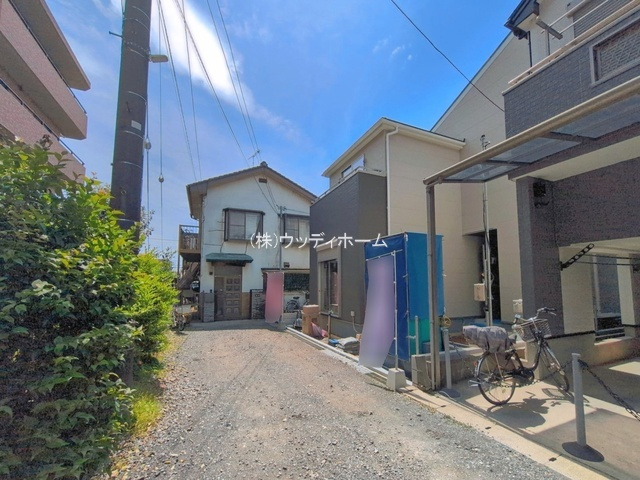 越谷市赤山町2丁目　新築一戸建ての前面道路含む現地写真