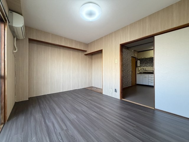 マンション綾の洋室