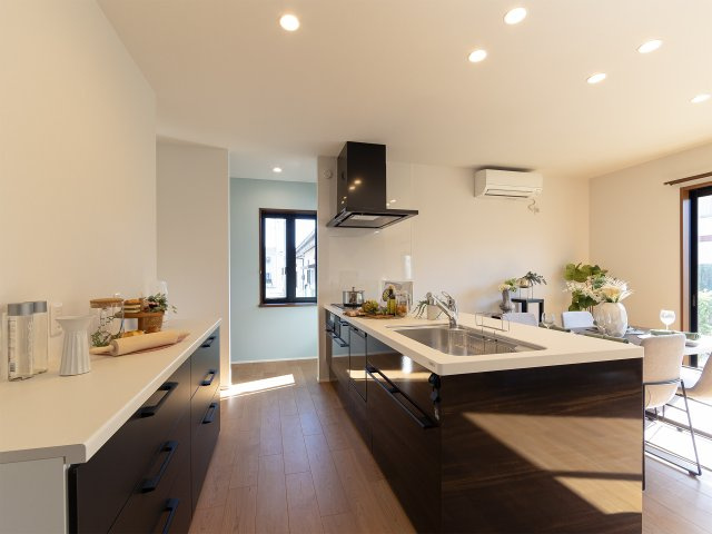 福島市笹谷のキッチン|横幅にゆとりを持たせたワイドな設計で、ご夫婦や親子で並んで立っても窮屈さを感じません。