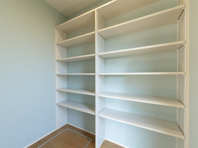 福島市笹谷の収納|キッチン横には大容量のパントリーを完備。可動棚で整理しやすく、まとめ買いもスッキリ収納可能です。