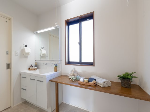 福島市笹谷の独立洗面台|三面鏡タイプの洗面台を新調。横には洗濯物を畳んだり、アイロン掛けができるワイドなカウンターを完備。