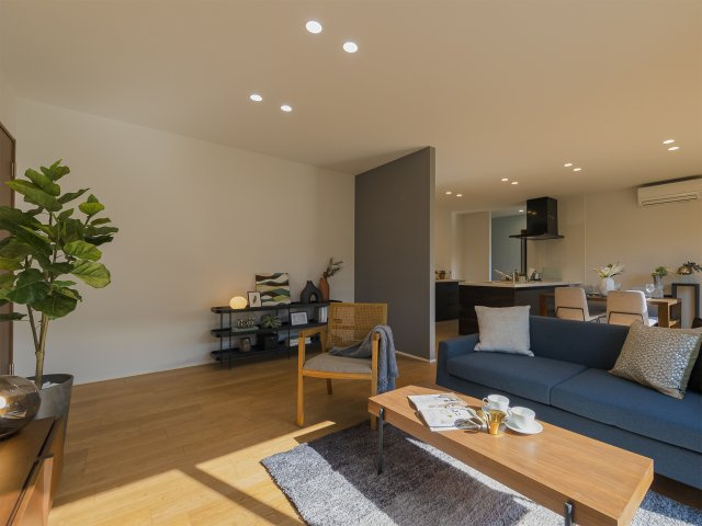 福島市笹谷の居間・リビング|グレーのアクセント壁が空間を引き締める、モダンで開放感あふれるリビングです。
※家具類はイメージです