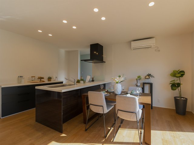 福島市笹谷の居間・リビング|料理をしながら会話が弾む、開放的なオープンキッチン。
※家具類はイメージです