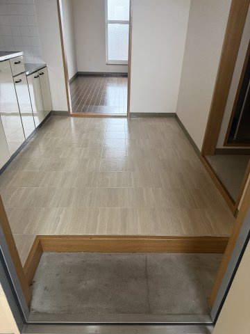 トピアⅡの玄関|※反転間取　実際の色や建具は異なります。