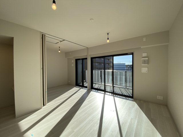 ザ・パークハウス大宮吉敷町翠邸の居間・リビング|綺麗な洋室です！