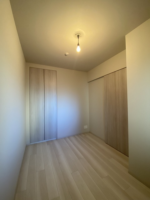 ザ・パークハウス大宮吉敷町翠邸の居間・リビング|クローゼット付の洋室です！