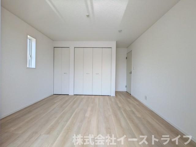 【新築戸建】　いわき市常磐西郷町第10　全10棟の寝室|2号棟写真　フローリングのお部屋は耐久性があり傷が付きにくいので、一般的な使用ではメンテナンスはあまり必要ありません。また、汚れたらさっとふき取るだけで、きれいな場外を保つことができます。