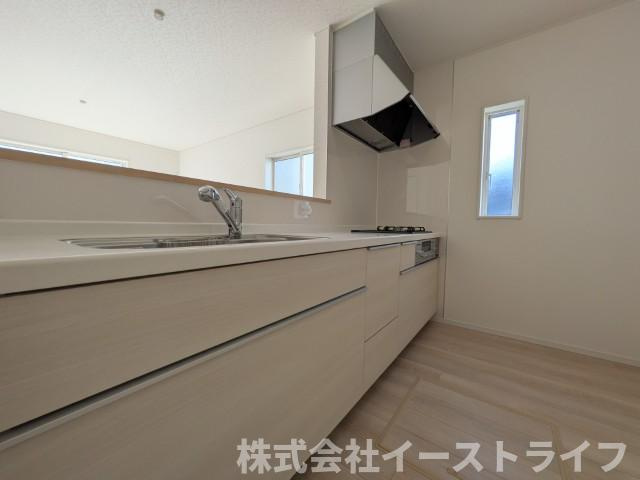 【新築戸建】　いわき市常磐西郷町第10　全10棟のキッチン|2号棟写真　対面キッチンは家族とのコミュニケーションをとりながらお料理できるのが魅力です♪とくに小さなお子さんを持つご家庭では、調理中もお子さんの様子をみられるので大きな安心に繋がりますね♪